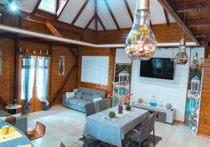 een woonkamer met een tafel en een tv bij La Savannah Villa in Labuthie