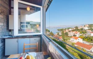 uma cozinha com uma mesa e uma grande janela em Nice Apartment In Splitska With House A Panoramic View em Splitska