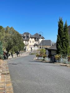 una calle vacía en un barrio residencial con casas en Résidence Musicale Haut 2 Gammes - Gîte en Saint-Hippolyte