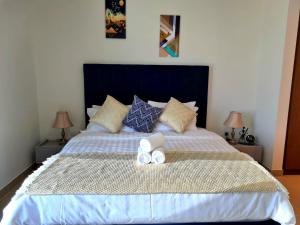 杜拜的住宿－Luxury Marina Apartment 1，一间卧室配有一张大床和两条毛巾