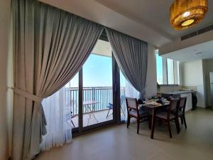 een eetkamer met een tafel en een balkon bij Luxury Marina Apartment 1 in Dubai