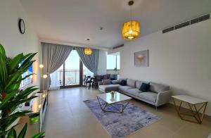 een woonkamer met een bank en een tafel bij Luxury Marina Apartment 1 in Dubai