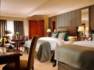 Giường trong phòng chung tại International Hotel Killarney