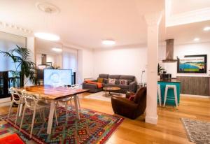 a living room with a table and a couch at Piso en el Corazón de San Sebastián by Santiago with AC in San Sebastián