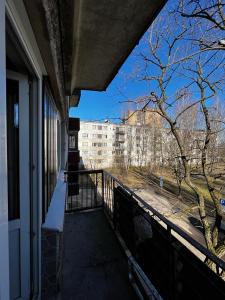 uma varanda com vista para um edifício em Nice and Cosy two bedrooms parking balcony apartment em Riga