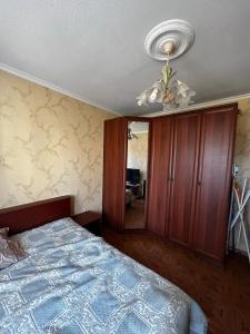 um quarto com uma cama e uma ventoinha de tecto em Nice and Cosy two bedrooms parking balcony apartment em Riga