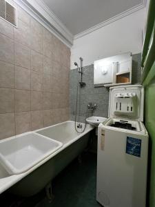 uma casa de banho com uma banheira e um lavatório e uma banheira em Nice and Cosy two bedrooms parking balcony apartment em Riga