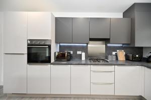 Kuchyň nebo kuchyňský kout v ubytování Luxury 2Bedroom - 2Bath - Prime location - Patio