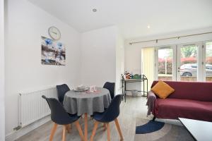 Posezení v ubytování Luxury 2Bedroom - 2Bath - Prime location - Patio