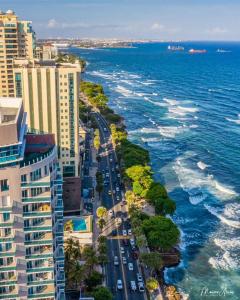 uma vista aérea de uma cidade e do oceano em Hostal Mi Rincón em Santo Domingo