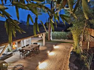 una terrazza in legno con tavolo e sedie. di Côte d'Azur Gassin Villa Cottage l'Abris-Côtier a Gassin