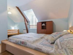 ein Schlafzimmer mit einem Bett und einer Holzkommode in der Unterkunft Gîte Saint-André-des-Eaux, 4 pièces, 8 personnes - FR-1-306-1125 in Saint-André-des-Eaux