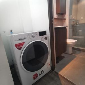 uma máquina de lavar roupa na casa de banho com WC em Cosmopolitan 502 em La Paz