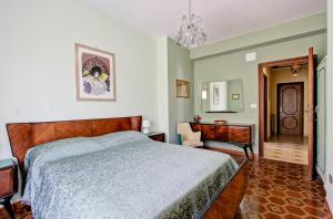 um quarto com uma cama, uma mesa e uma cadeira em Villa Marchionni em Cese