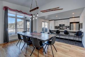 Kuchyň nebo kuchyňský kout v ubytování Chalet Aquila- Bord de l'eau- Ski by Galaxia