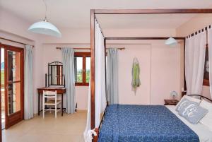 邁索尼的住宿－Epavlis，一间卧室配有蓝色的床和一张书桌