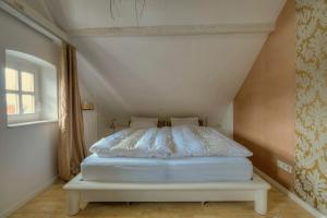 a bedroom with a bed in a attic at Mainloft in Haßfurt