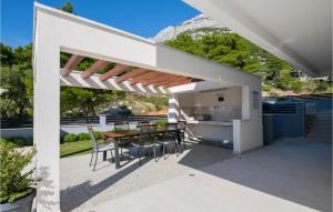 Balkón nebo terasa v ubytování Beautiful Apartment In Baska Voda + 19 fotografií