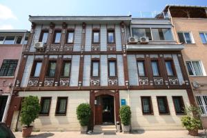 The facade or entrance of Mangana Konak Hotel