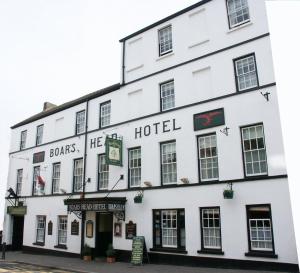 un grand bâtiment blanc avec un hôtel dans l'établissement Boars Head Hotel, à Carmarthen