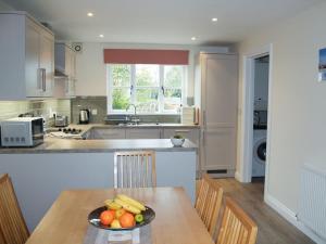 A kitchen or kitchenette at Willow Cottage