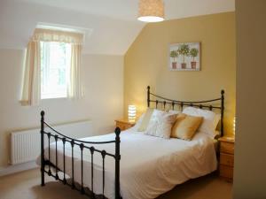 A bed or beds in a room at Willow Cottage