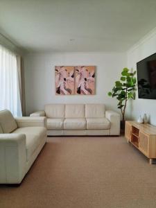 Uma área de estar em Cheeky Emu Spacious Family Accommodation Halls Gap