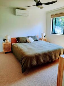 Cama ou camas em um quarto em Cheeky Emu Spacious Family Accommodation Halls Gap