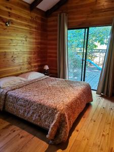 Una cama o camas en una habitación de Cabañas Arcoíris