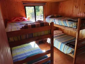เตียงสองชั้นในห้องที่ Cabañas Arcoíris