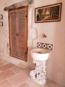 Ένα μπάνιο στο La Maison d’Helene & Antoine à Bonnieux XII siècle