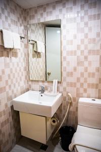 Bathroom sa Chambre Hotel Mactan