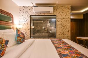 Suvidha Suites客房内的一张或多张床位