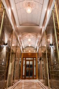瓦塞Suvidha Suites的天花板建筑的走廊