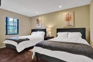 Ein Bett oder Betten in einem Zimmer der Unterkunft Modern 6br Villa Resort Style Pool On Golf Course
