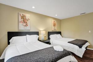 Łóżko lub łóżka w pokoju w obiekcie Modern 6br Villa Resort Style Pool On Golf Course