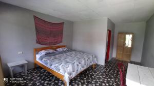 een kleine slaapkamer met een bed en een raam bij Leokap Homestay in Tuk Tuk