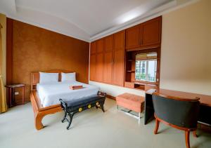 Un dormitorio con una cama, un escritorio y una silla. en 4 Bedroom Town Villa With Private Pool, en Pattaya South 38 fotos más