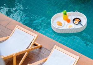 - Bandeja de huevos y fruta en la piscina en 4 Bedroom Town Villa With Private Pool, en Pattaya South