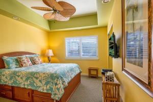 1 dormitorio con 1 cama y ventilador de techo en Kahalu'u Beach Villas 1-203 en Kailua-Kona
