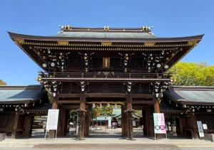 一宮市にある一宮シティホテルの屋根付きの大きな木造建築