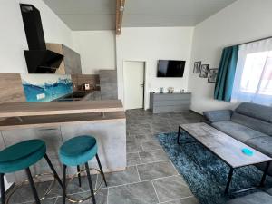 a living room with a couch and a table at Pension Hanisch in Buch
