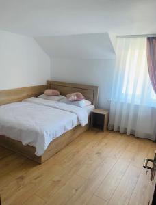 Postel nebo postele na pokoji v ubytování Pensiunea Laura