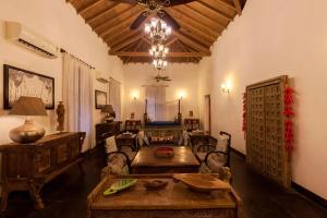 Posezení v ubytování StayVista at Terra Rosa - Pet Friendly Villa