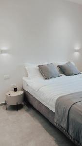 sypialnia z dużym łóżkiem i stolikiem w obiekcie RAG Marine Winner - Lovely Sea Front luxury w mieście Herzliya