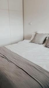 Łóżko lub łóżka w pokoju w obiekcie RAG Marine Winner - Lovely Sea Front luxury