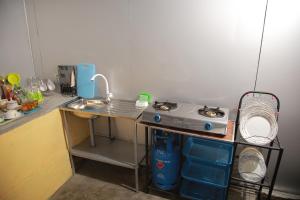 Guruge guest house tesisinde mutfak veya mini mutfak