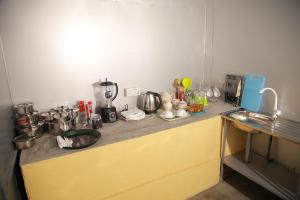 Η κουζίνα ή μικρή κουζίνα στο Guruge guest house