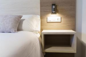a bedroom with a bed and a nightstand next to a bed sidx sidx sidx at PENSIÓN CASA ELENA *** in Arzúa
