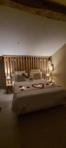 sypialnia z dużym łóżkiem z drewnianym zagłówkiem w obiekcie LaRiviere w mieście Asques